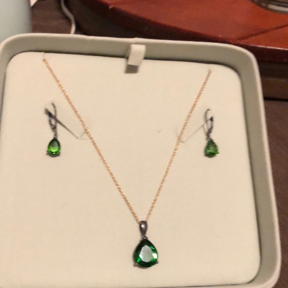 emarald colored helenite earring necklace set - Picture 3 of 5